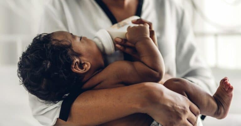 Les Mureaux : un nouveau-né sauvé grâce au geste héroïque d’une mamie