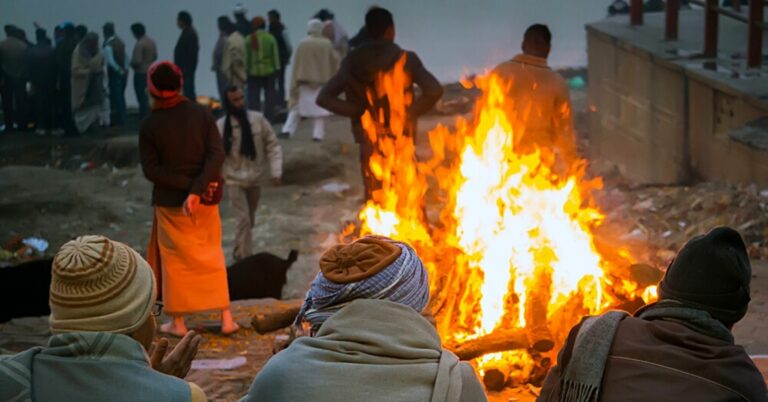 Covid-19 : une Indienne se réveille quelques instants avant son incinération