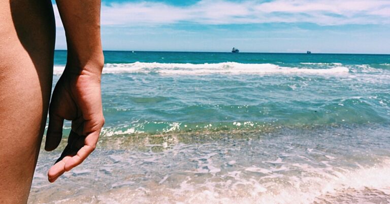 VIDÉO. 2 500 personnes se rassemblent nues sur une plage pour la bonne cause
