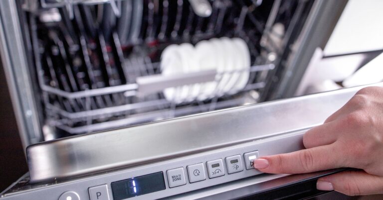 Cuisiner avec un lave-vaisselle : astuce révolutionnaire ou danger caché ?